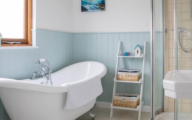 Tranquil Family Retreat 5 min to Beach Garden