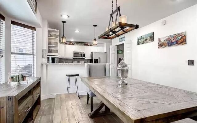 Windwood Villa 4 Bedroom Home by RedAwning