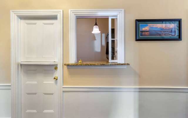 Essex Street Inn & Suites, Ascend Hotel Collection