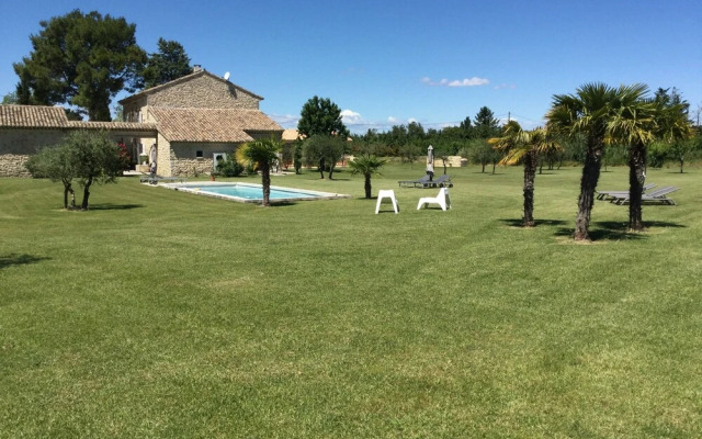 Mas en pierres dans le Luberon