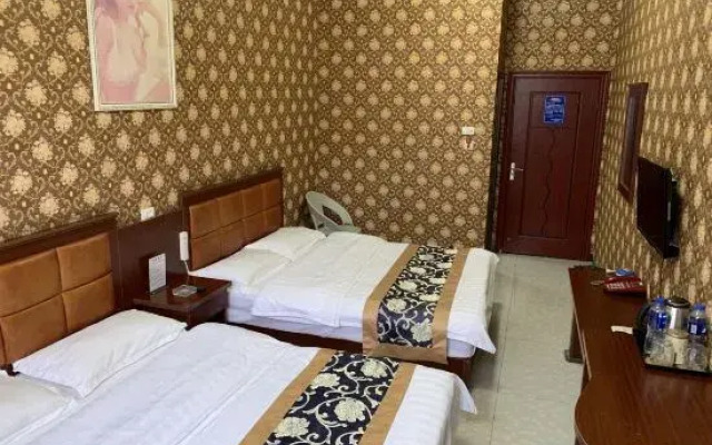 Qujing Ruixin Business Hotel