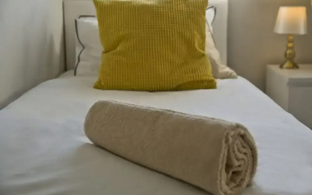 Icon Brentwood City Apartment