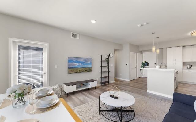 Chic Apt w Jacuzzi Pool BBQ Mountain Views