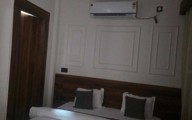 Hotel R R Tripathi