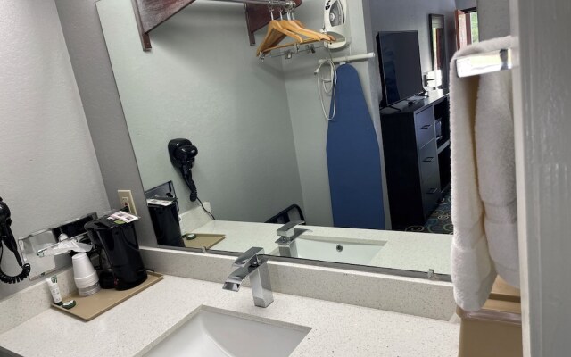 Clairmont Inn & Suites Warren