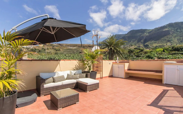 Villa in protected space in front of the sea