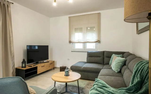 Stunning Home in Radeki Glavica With 3 Bedrooms and Wifi