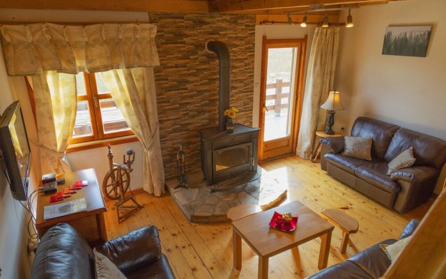 2 Bedroom Holiday Chalet With Views + Log Fire