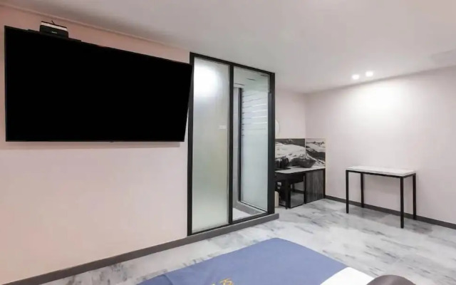 On & Off Hotel