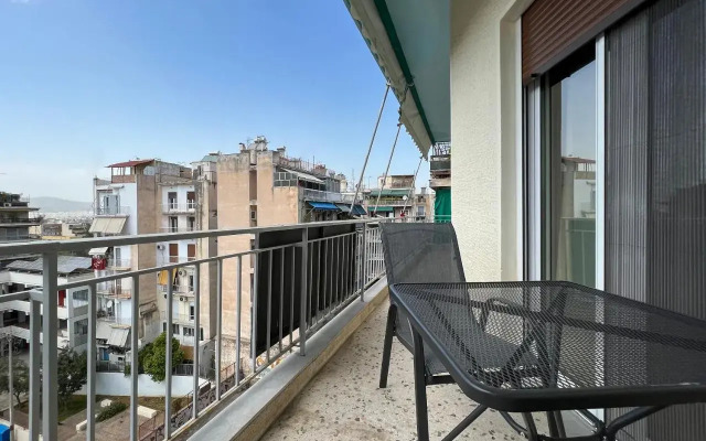 Chiou Spacious 90sqm apt in Athens