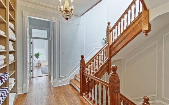 Spacious Chicago House near Oak Street Beach