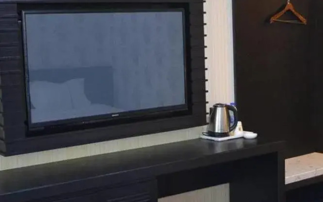 Super 8 Peony Square