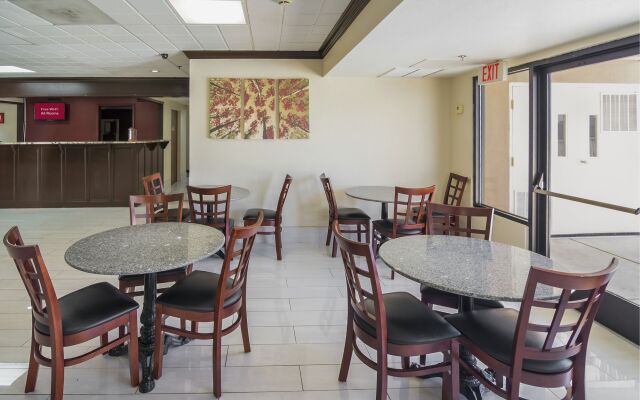 Red Roof Inn & Suites Fayetteville - Fort Bragg