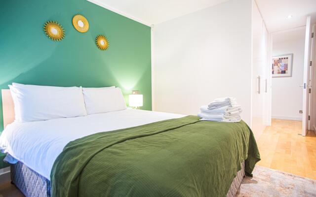 Spacious One Bed Apartment w Balcony in Farringdon