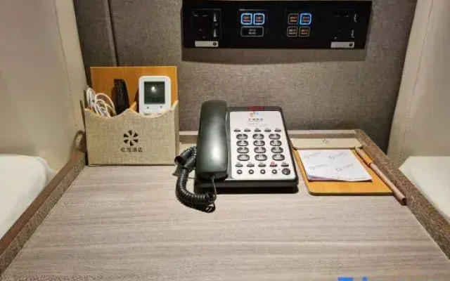 Yihai Hotel (Zhengzhou South China City Longhu Jinyi City Shopping Center Branch)