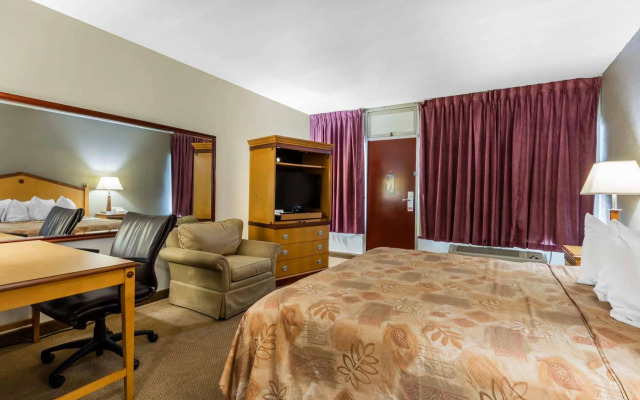 Econo Lodge Inn & Suites