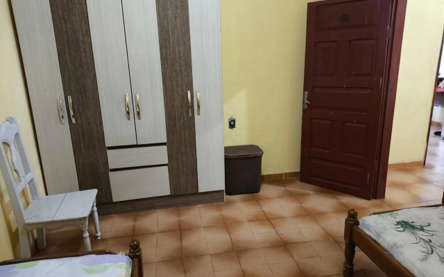 Casa grande em área central, bem iluminada e vent.