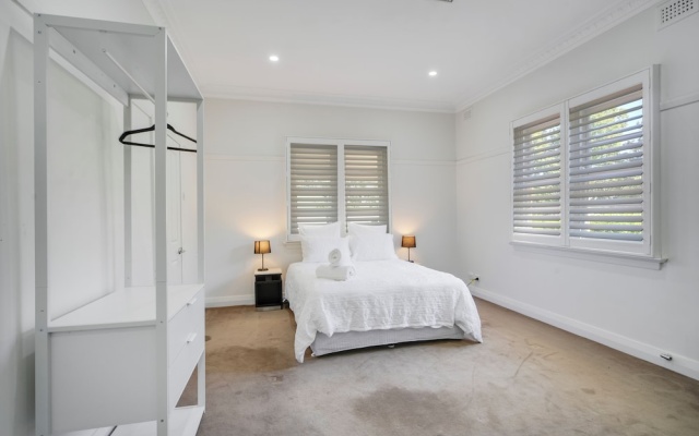 Dubbo 4BR Retreat with Kitchen & Patio – Guest Rooms – Dubbo