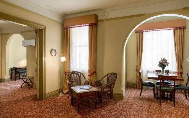 Hadley's Orient Hotel