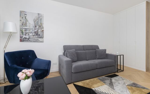 One Bedroom Apartment Okrzei by Renters