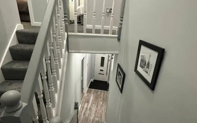 Immaculate 4-bed Detached House in Bootle