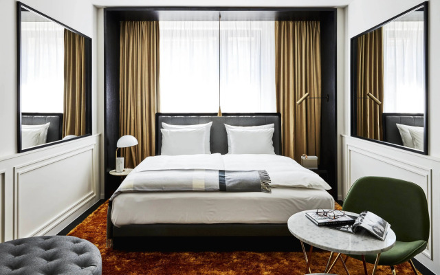 Roomers Munich, Autograph Collection