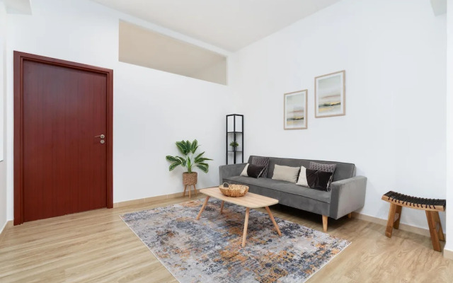 Whitesage - Magnificent Waterfront Apt, Steps From the Beach