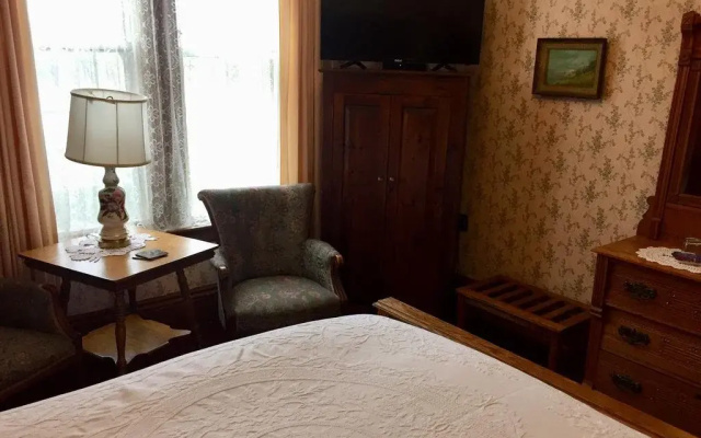 Bread & Roses Inn
