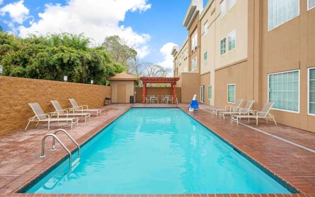 La Quinta Inn & Suites by Wyndham Lake Charles - Westlake
