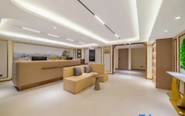 Vienna Sanhao Hotel（Kangding Liuliucheng Love Song Square Branch )