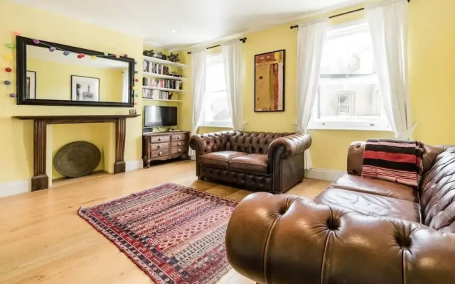 Spacious, Charming 3bd W/Balcony in Kennington