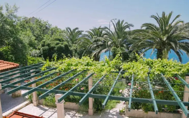 Seafront vacation house w JACUZZI 5 meters from beach