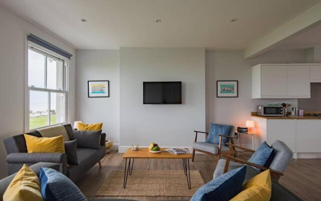 Stunning large sea view apartment - The Lookout