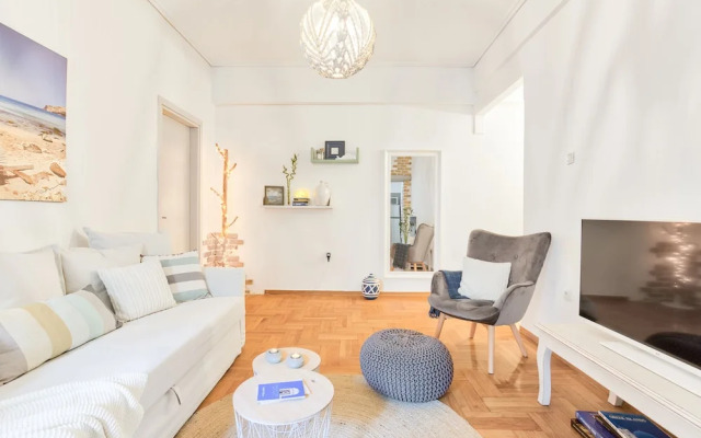 Head for Acropolis a Romantic Hideaway