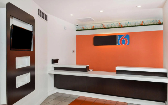 Super 8 Motel - Merced