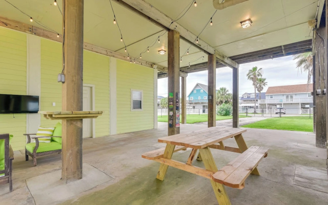 Private Dock & Kayaks: Coastal Gem in Galveston