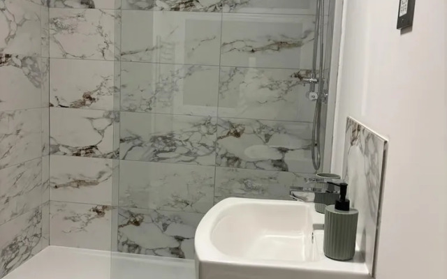 Stylish City Centre Apt- 25 Off Monthly Stays!