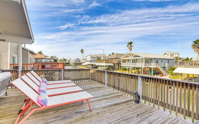 Fish, Crab, Unwind! Canal-front Gem in Galveston