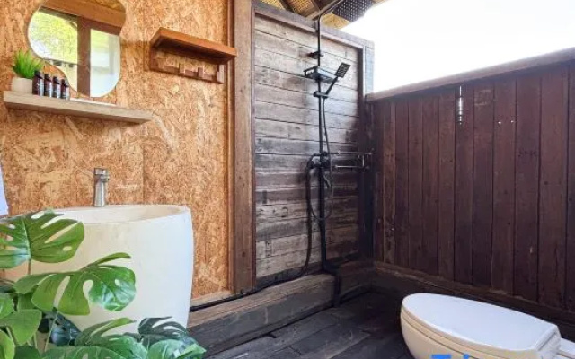 Salty Cabin Sunset Views Yeh Leh Beach – Bathroom – Lalanglinggah