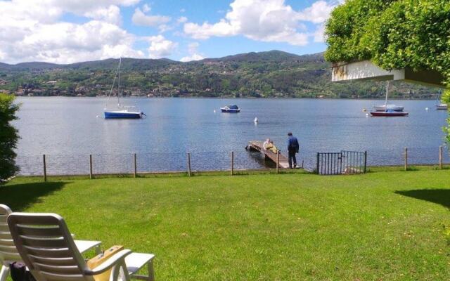 Contemporary Lakeside Villa Enjoying Direct Lake Access, Wifi, BBQ, Near Restaurant and Shop