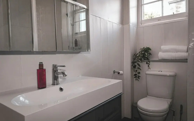 Spacious 4 Bedroom Flat in Stirling