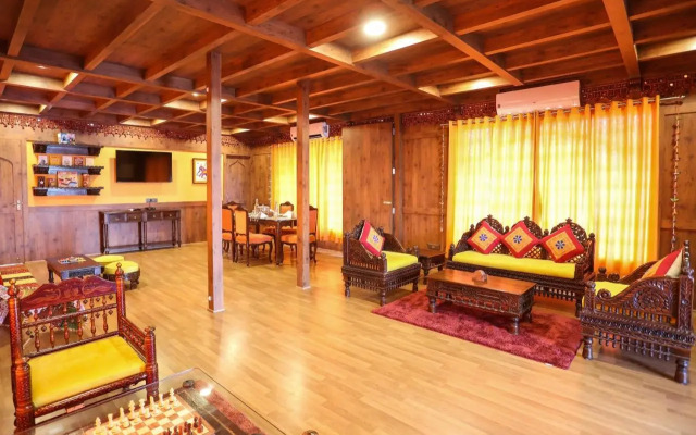 OYO EKTA Houseboat