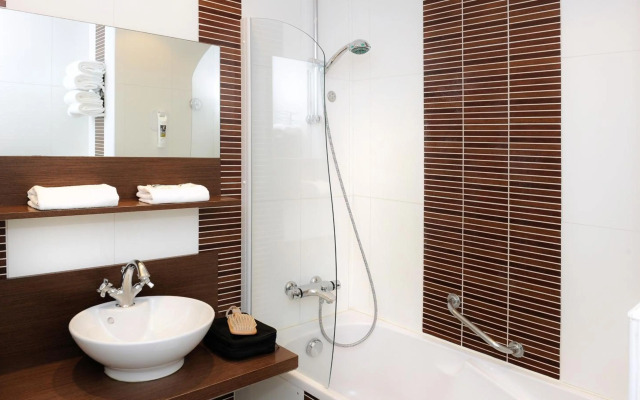 Mercure Omaha Beach Hotel