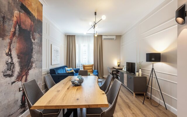 Luxury & Unique-Top Center Apt. - 3BDR