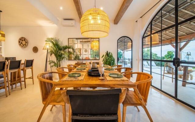 NEW ! Stunning 4BR Jungle View Villa in Lovina