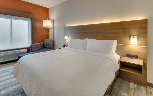 Holiday Inn Express & Suites Nashville Metrocenter Downtown by IHG