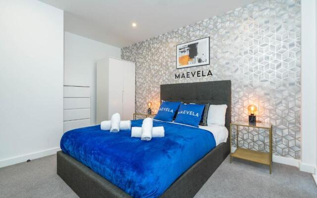 MAEVELA Apartments - Luxury Broad St Apartment - 2 Bed, 2 Bath - City Centre/Cube/Mailbox - WITH UNDERGROUND PARKING ✓- L Shape Sofa, Large 50 inch Smart TV with FREE NETFLIX & WIFI