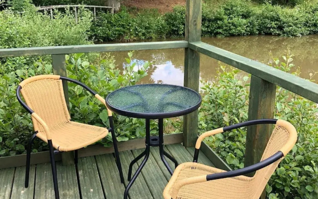 Cosy & Secluded Lakeside Fisherman's Hut