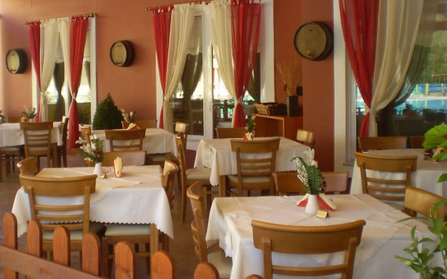 Damia Hotel & Apartments