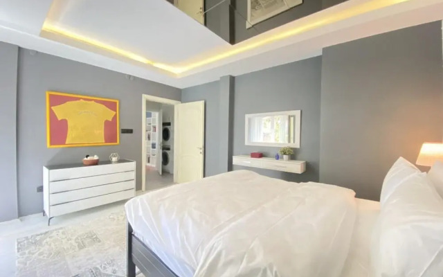 Flat With Bosphorus View and Backyard in Uskudar